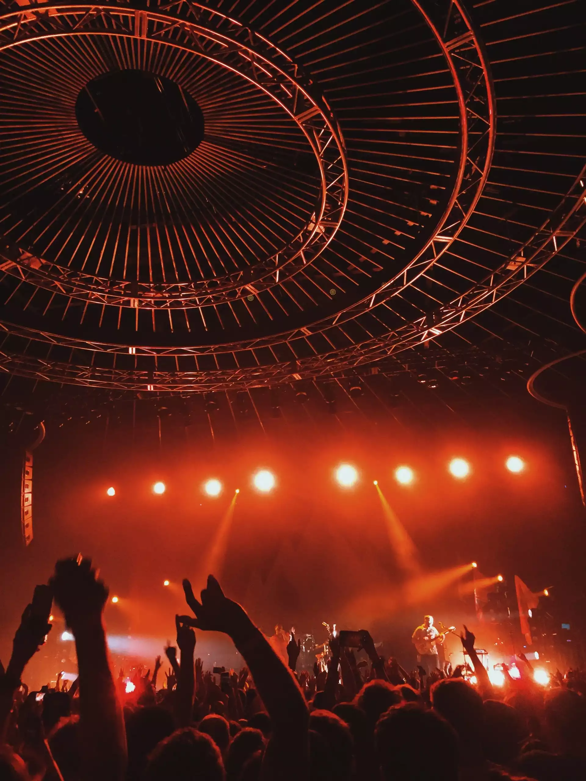 Photo prise lors d'un concert avec lumières rouges apparentes