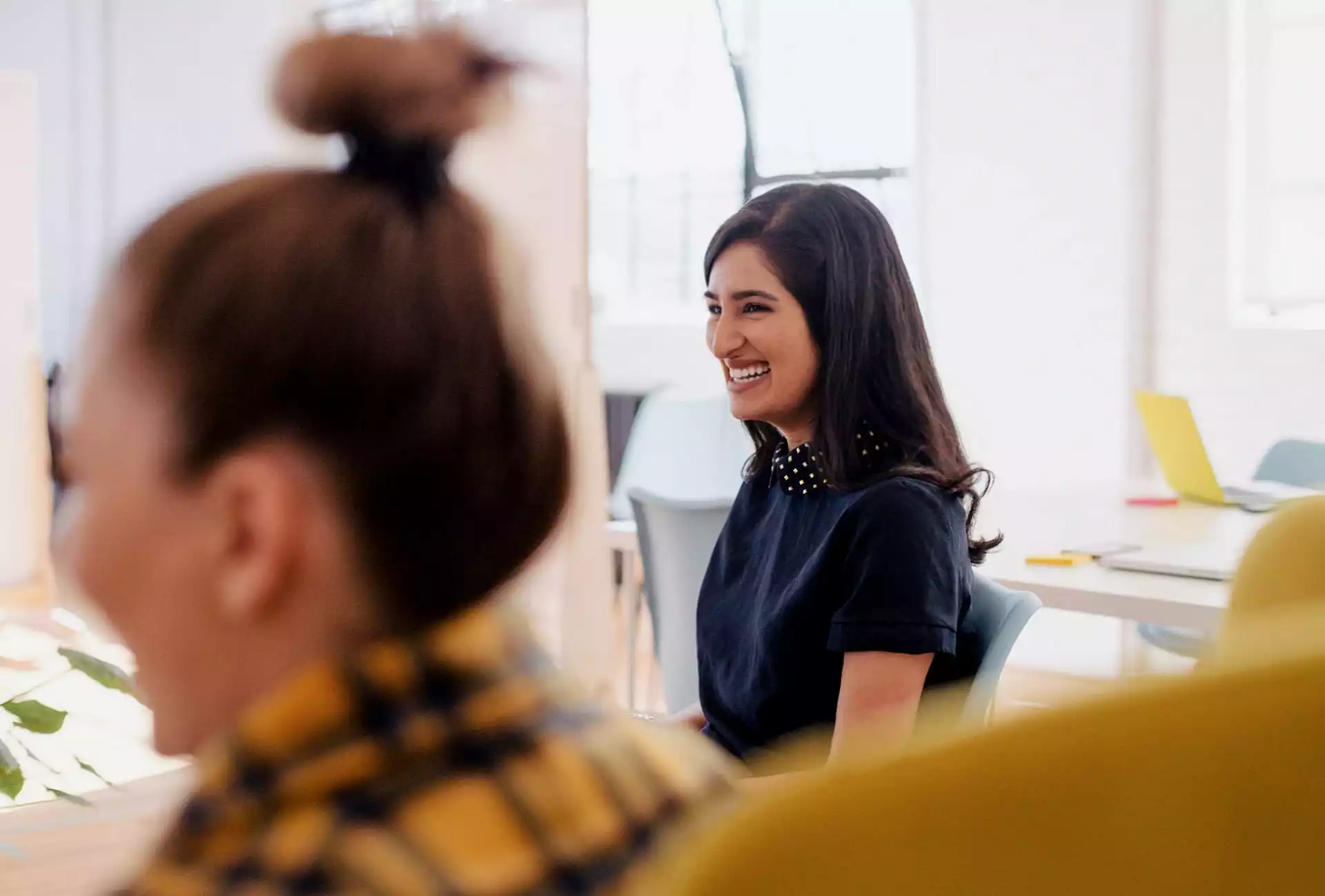 Photo d'une femme souriante lors d'une réunion d'entreprise