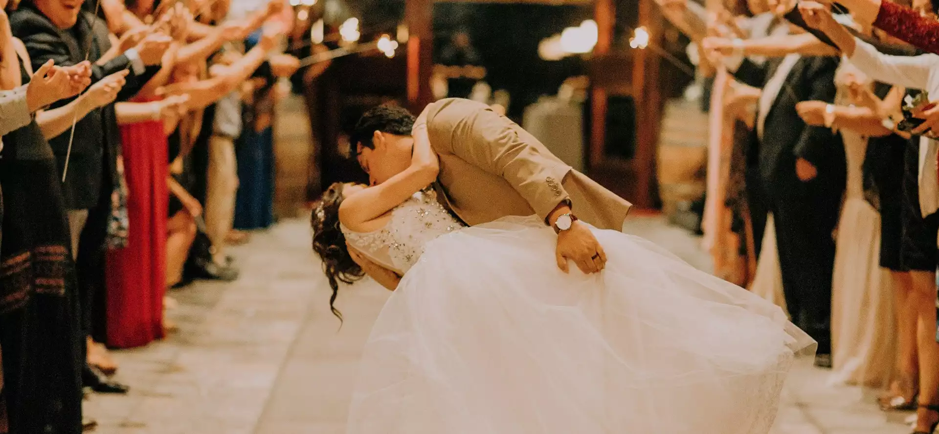 Un couple de marié qui s'embrasse sur la piste de danse