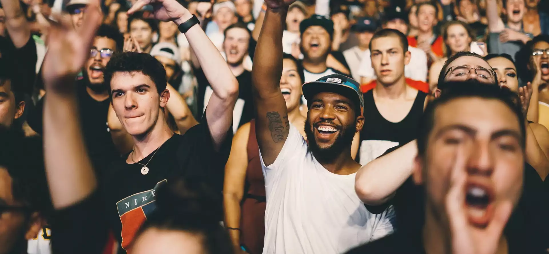 Deux hommes dans une salle de concert qui s'amuse